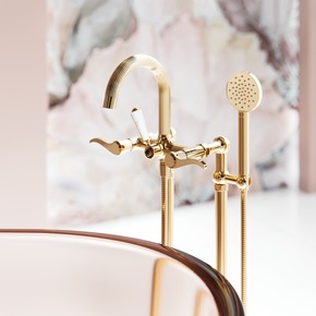 „La vie en rose“ – Zarte Romantik und charmanter Luxus mit „Cronos“ in Edelmessing von Jörger Design