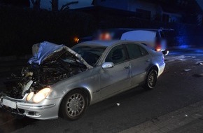 Kreispolizeibehörde Herford: POL-HF: Mercedes stößt gegen geparkten VW - Fahrerin leicht verletzt
