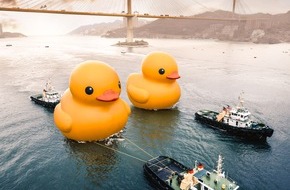 Hong Kong Tourism Board: In Hongkong sind die (Gummi-)Enten los / Zwei riesige gelbe Quietsche-Enten in Hongkong gesichtet
