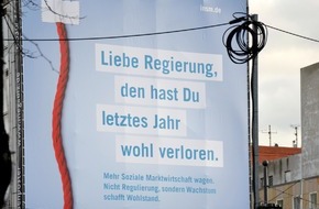 Initiative Neue Soziale Marktwirtschaft (INSM): Großplakat Unter den Linden / INSM zeigt Bundesregierung, wo der rote Faden hängt
