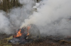 Freiwillige Feuerwehr Werne: FW-WRN: Heuballen brennen im Bellingholz