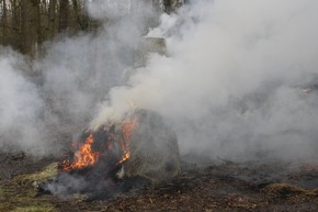 FW-WRN: Heuballen brennen im Bellingholz
