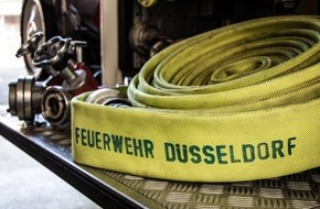 Feuerwehr Düsseldorf: FW-D: Brand im Außengelände eines Entsorgungsbetriebes - Feuerwehr Düsseldorf bringt Flammen mit bis zu 4.000 Litern Löschwasser pro Minute schnell unter Kontrolle