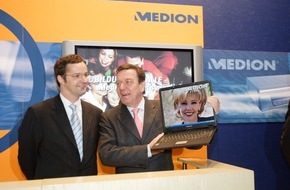 MEDION: CeBIT 2005: Bundeskanzler Schröder informiert sich bei MEDION über aktuelle Trends in der Konsumelektronik