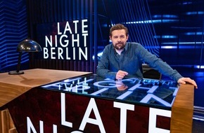 ProSieben: Das Ende des Sommers: Klaas Heufer-Umlauf kehrt mit "Late Night Berlin" zurück und schickt Bodybuilder als Journalisten zur Anti-Corona-Demo