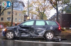 Polizei Duisburg: POL-DU: Alt-Homberg: Kollision im Kreuzungsbereich - Zwei Verletzte
