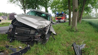 Polizeiinspektion Cuxhaven: POL-CUX: Landkreis Cuxhaven; Lintig

Verkehrsunfall: PKW gegen Baum