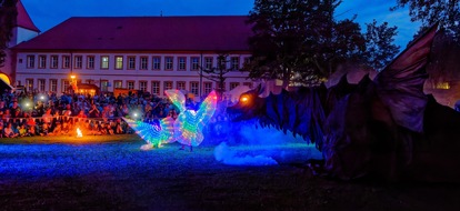 Lichtershows, Seejungfrauen und ein zwinkernder Drache: Familien-Festival „Annotopia“ färben Bad Mergentheim bunt