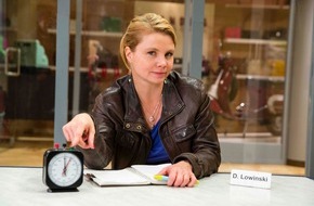SAT.1: Annette Frier zwischen Liebe und Verrat, Freundschaft und Untreue, Lachen und Weinen - in der emotionalsten "Danni Lowinski"-Staffel ab 21. Juli in SAT.1 (FOTO)