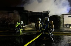 Kreisfeuerwehrverband Plön: FW-PLÖ: "Feuer,groß mit Menschenleben in Gefahr" in Mönkeberg, 1 verletzte Person gerettet