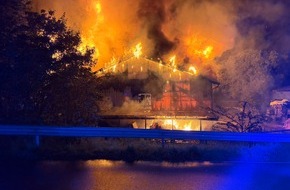 Kreisfeuerwehrverband Segeberg: FW-SE: Gro&szlig;brand auf landwirtschaftlichem Geh&ouml;ft in Henstedt-Ulzburg. Vier Personen leicht verletzt