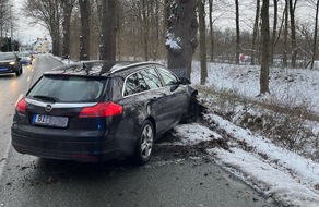 Polizei Bielefeld: POL-BI: Pkw prallt gegen Baum