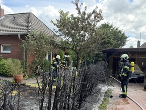 FW-AUR: Gebüschfeuer greift auf Unterstand über