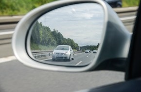 HUK-COBURG: Rasen oder Reisen? / Richtgeschwindigkeit auf deutschen Autobahnen - Wer schneller fährt, riskiert bei Unfall Mitschuld