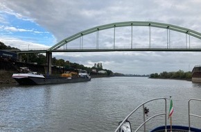 Polizei Duisburg: POL-DU: Köln-Niehl: Schiff prallt gegen Brücke - Autokran versinkt im Rhein