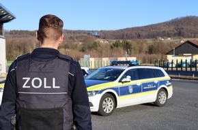 Hauptzollamt Regensburg: HZA-R: Zoll-Großeinsatz in der Oberpfalz und Großzöbern: Drei Kilo Kokain, zehn Liter Amphetamin, Waffen und Bargeld aus dem Verkehr gezogen