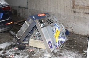 Polizeipr&auml;sidium Krefeld: POL-KR: T&auml;ter sprengen Zigarettenautomat - Zeugen gesucht
