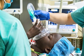 Nach 77 Operationen kann Samba aus dem Senegal wieder lachen