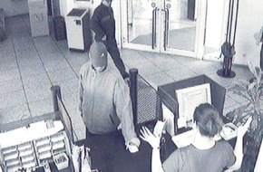 Polizei Düren: POL-DN: 020909 -8- Banküberfall - Täter konnten unerkannt entkommen (Fotos als Anlage)