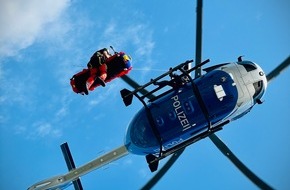 Polizeipräsidium Einsatz: POL-Einsatz: Aktuelle Übung: Polizeihubschrauberstaffel und Höhenretter der Berufsfeuerwehr Stuttgart üben am Steinbruch Erkenbrechtsweiler