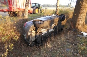 Polizeiinspektion Rotenburg: POL-ROW: ++ 20-jähriger Autofahrer verunglückt beim Überholen eines landwirtschaftlichen Gespanns ++