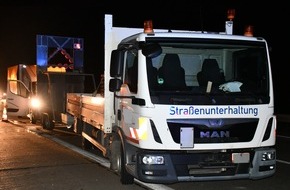 Polizeiinspektion Hildesheim: POL-HI: Verkehrsunfall auf der BAB 7 - Transporter stößt mit Baustellenabsperrung zusammen