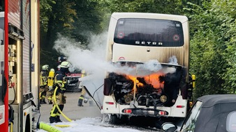 Feuerwehr Essen: FW-E: Brennender Reisebus - Menschenrettung konnte anfangs nicht ausgeschlossen werden