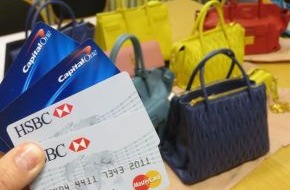 Polizei Düsseldorf: POL-D: Gefälschte Kreditkarten auf der Kö im Einsatz - "Luxus-Betrügerin" hatte Faible für teure Handtaschen - 25.000 Euro Schaden - Festnahme