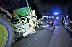 Kreispolizeibehörde Höxter: POL-HX: Auto fährt auf bremsenden Traktor auf