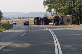 Polizeiinspektion Hameln-Pyrmont/Holzminden: POL-HM: Umgekippter Sattelzug verursacht Verkehrsstörungen