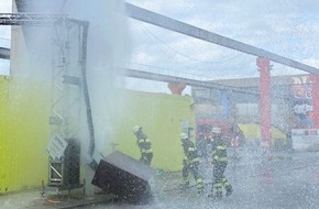 Feuerwehr München: FW-M: Springbrunnen auf der Baustelle (Obersendling)