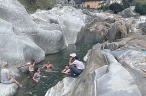 IG saubere Umwelt IGSU: Comunicato stampa: «Con garbo e umorismo contro il littering in Val Verzasca»