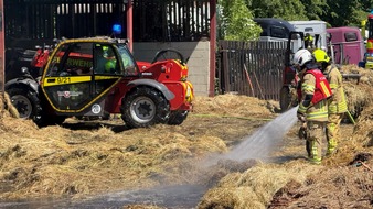 FW Ratingen: Brand einer Lagerhalle mit Heuballen