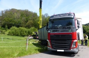 Kreispolizeibehörde Oberbergischer Kreis: POL-GM: 020619-517:  54-Jähriger bei LKW-Bergung schwer verletzt