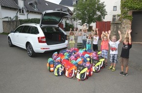 Skoda Auto Deutschland GmbH: SKODA und Sternjakob spenden Kofferraum voller Scout an sozial benachteiligte Kinder (FOTO)
