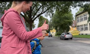 Polizei Dortmund: POL-DO: Kinder laufen bei Dunkelheit zwischen geparkten Autos auf Straße: Junge von Pkw erfasst und schwer verletzt