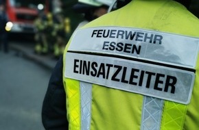 Feuerwehr Essen: FW-E: Desinfektionsmittelspender geht in Flammen auf, Bewohner verhindern Schlimmeres. Eine Person verletzt.