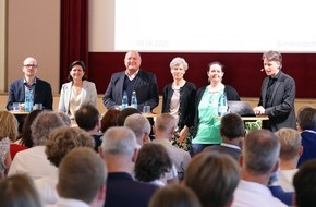 ABDA - Bundesvereinigung Deutscher Apothekerverb&auml;nde e. V.: pharmacon fordert zentrale Position der Apothekerschaft bei Arzneimittelversorgung / pharmacon Meran
