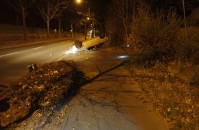 Polizeipräsidium Südosthessen: POL-OF: Unfallverursacher zu Fuß abgehauen - Offenbach; Bankmitarbeiter verhinderte Trickbetrug - Hanau