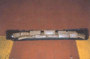 Polizeipräsidium Mittelfranken: POL-MFR: (2058) 15 kg Haschisch im Pkw versteckt - Bildveröffentlichung