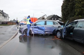 Polizei Rheinisch-Bergischer Kreis: POL-RBK: Bergisch Gladbach - 87-Jähriger Senior bei Verkehrsunfall schwer verletzt