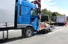Polizeipräsidium Trier: POL-PPTR: LKW prallt auf Baustellen-Absicherungsfahrzeug