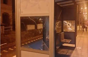Bundespolizeiinspektion Dresden: BPOLI DD: Zeugenaufruf: Unbekannte beschädigen Wartehäuschen am Bahnhof Dresden Cossebaude