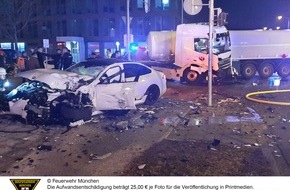 Feuerwehr München: FW-M: Schwerer Verkehrsunfall (Lerchenau-Am Hart)
