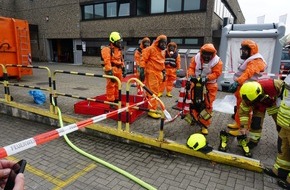 Feuerwehr Ratingen: FW Ratingen: Ammoniakaustritt in einem Industriebetrieb