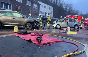 Feuerwehr Essen: FW-E: Frontalunfall zwischen zwei PKW - zwei Personen zum Teil schwer verletzt