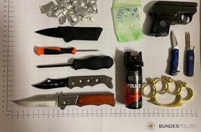 Bundespolizeidirektion Sankt Augustin: BPOL NRW: Treppentanz - Bundespolizei stellt zehn gef&auml;hrliche Gegenst&auml;nde sicher