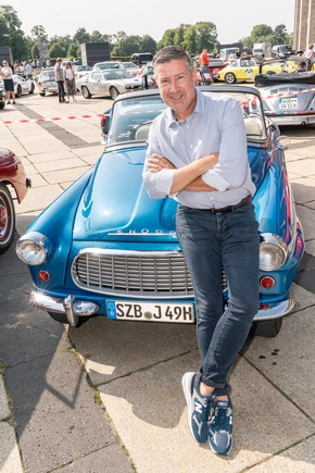 TV-Star und SKODA Testimonial Joachim Llambi genießt Oldtimer-Rallye im FELICIA Cabrio von 1960 (FOTO)