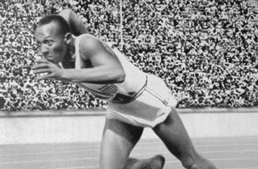 The HISTORY Channel: Jesse Owens: Neue Doku über den Mann, der 1936 Olympia-Geschichte schrieb - und Hitler trotzte