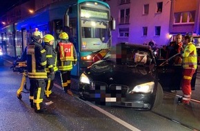 Feuerwehr Frankfurt am Main: FW-F: Unfall mit Straßenbahn im Frankfurter Nordend - 1 Person verletzt